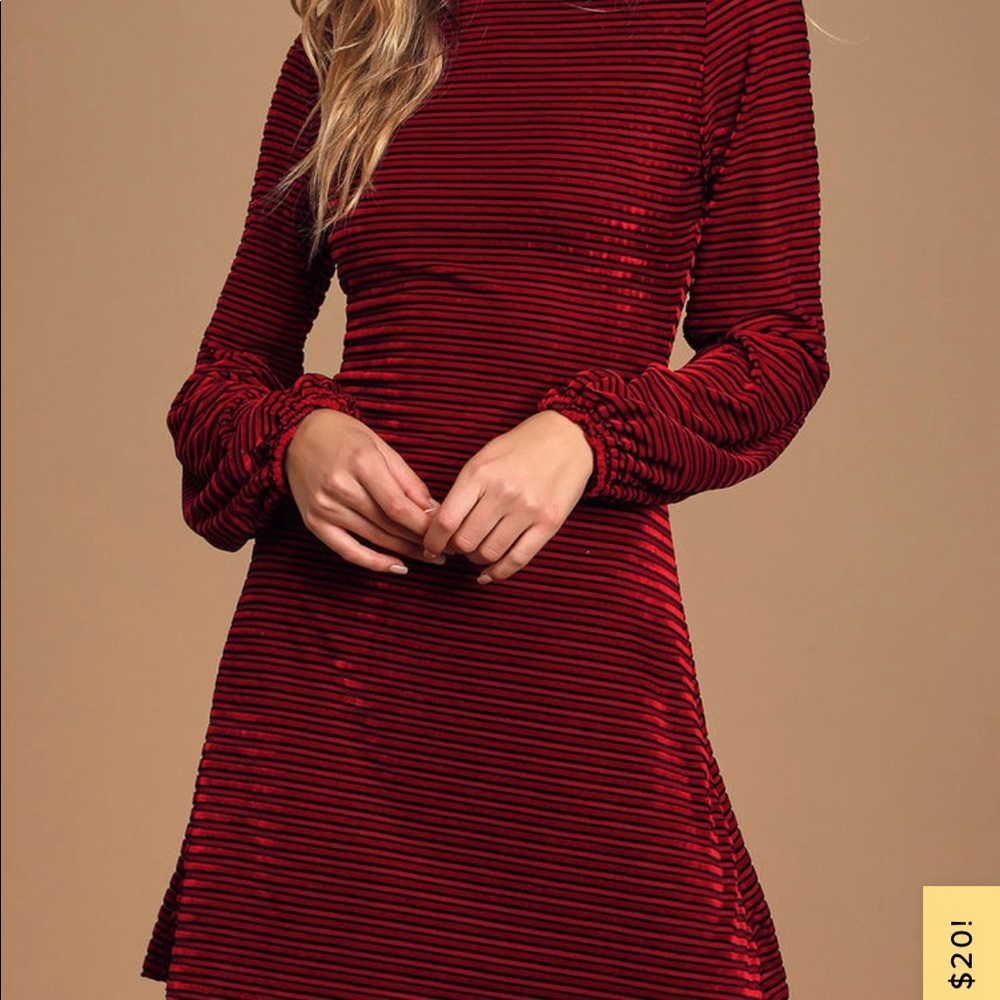 Size XL-burgundy velvet dress. Lined. Mock neck. Lulu’s